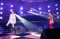 星名美怜（左）と柏木ひなた（右）。