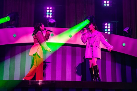 柏木ひなた（左）と星名美怜（右）。