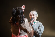 静電気で髪が逆立つ安本彩花。