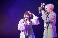 星名美怜（左）と安本彩花（右）。