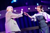 安本彩花（左）と真山りか（右）。