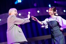 安本彩花（左）と真山りか（右）。