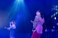 真山りか（左）と柏木ひなた（右）。