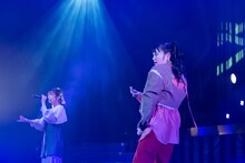 真山りか（左）と柏木ひなた（右）。