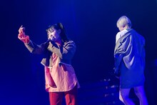 柏木ひなた（左）と安本彩花（右）。