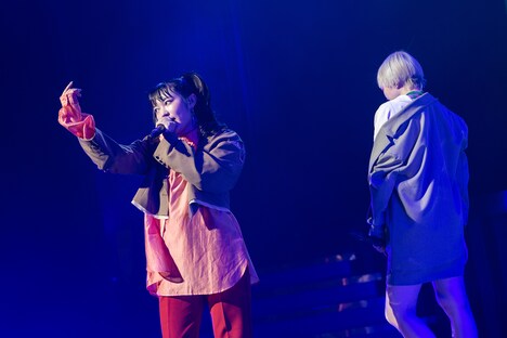 柏木ひなた（左）と安本彩花（右）。