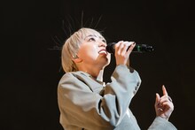 髪が逆立つ安本彩花。