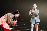 安本彩花（右）の髪の毛に笑いが止まらない柏木ひなた（左）。