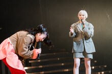 安本彩花（右）の髪の毛に笑いが止まらない柏木ひなた（左）。