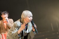 ムービーカメラで髪型を確認しようと目を細める安本彩花。