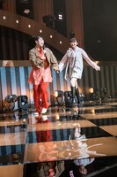 なぜか突然柏木ひなた（左）を追いかけ回す星名美怜（右）。