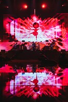 「踊り狂う人形」のパフォーマンスの様子。（撮影：ハタサトシ）