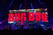 「BUG」のパフォーマンスの様子。（撮影：ハタサトシ）