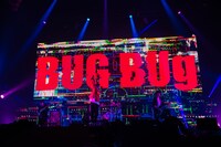 「BUG」のパフォーマンスの様子。（撮影：ハタサトシ）