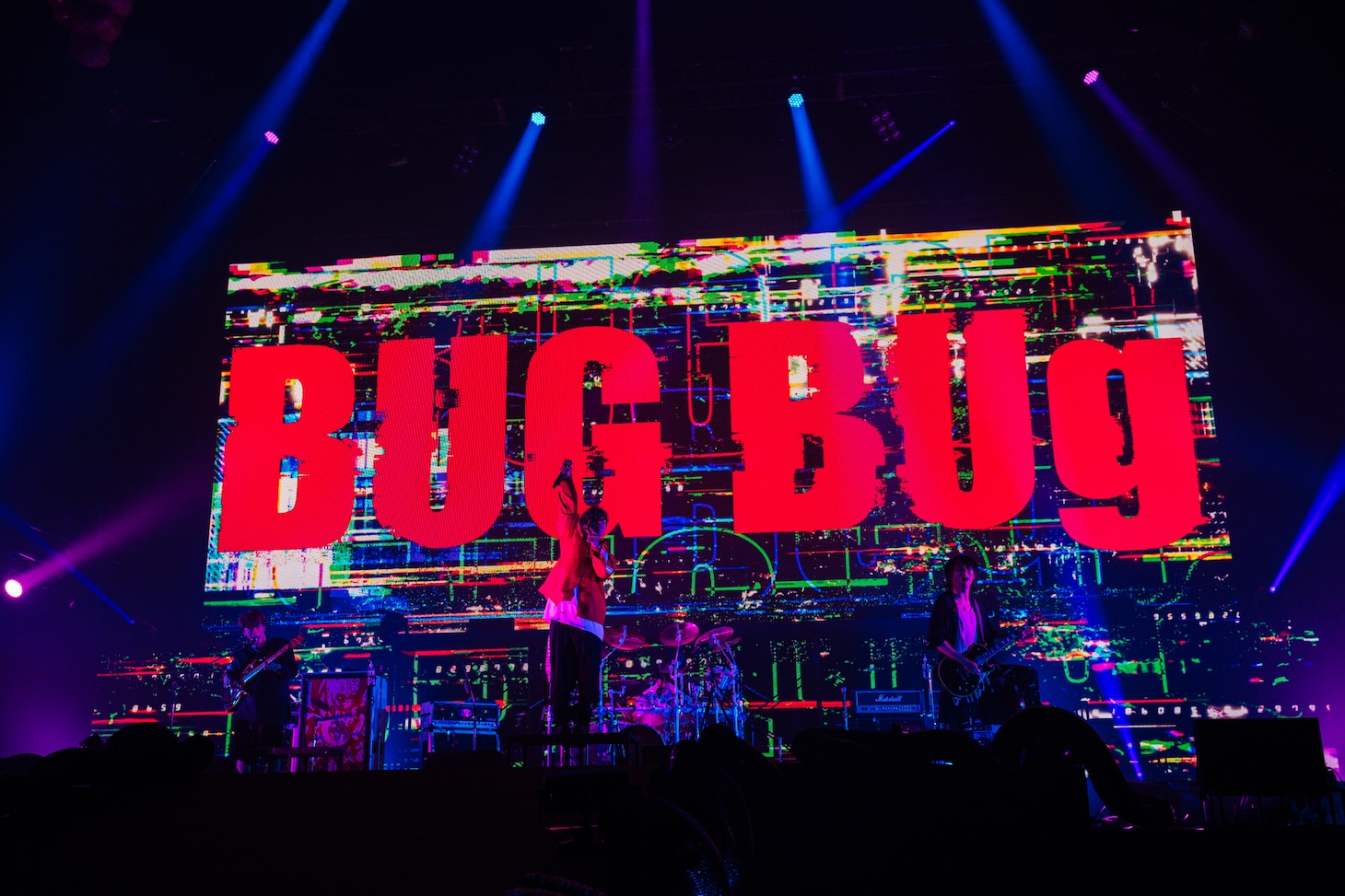 「BUG」のパフォーマンスの様子。（撮影：ハタサトシ）