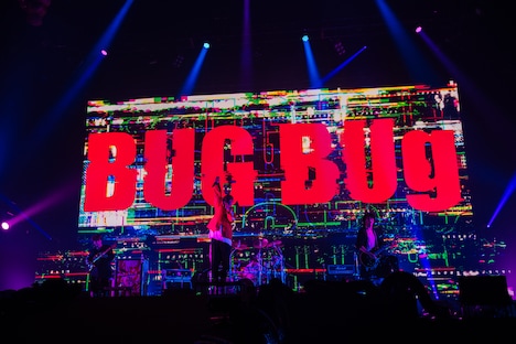 「BUG」のパフォーマンスの様子。（撮影：ハタサトシ）