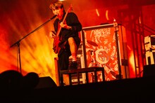 あきらかにあきら（B, Cho）（撮影：ハタサトシ）