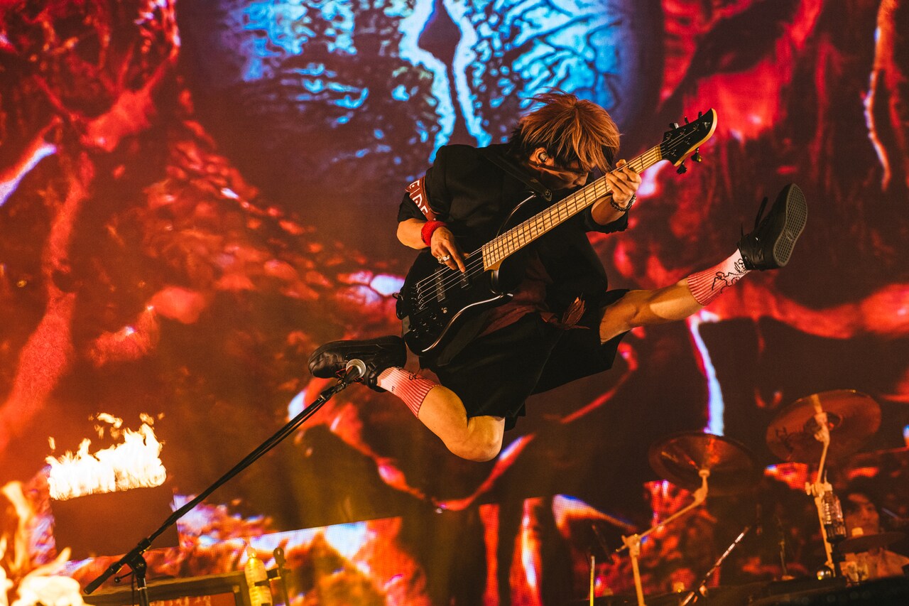 あきらかにあきら（B, Cho）（撮影：ハタサトシ） [画像ギャラリー 18