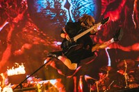 あきらかにあきら（B, Cho）（撮影：ハタサトシ）