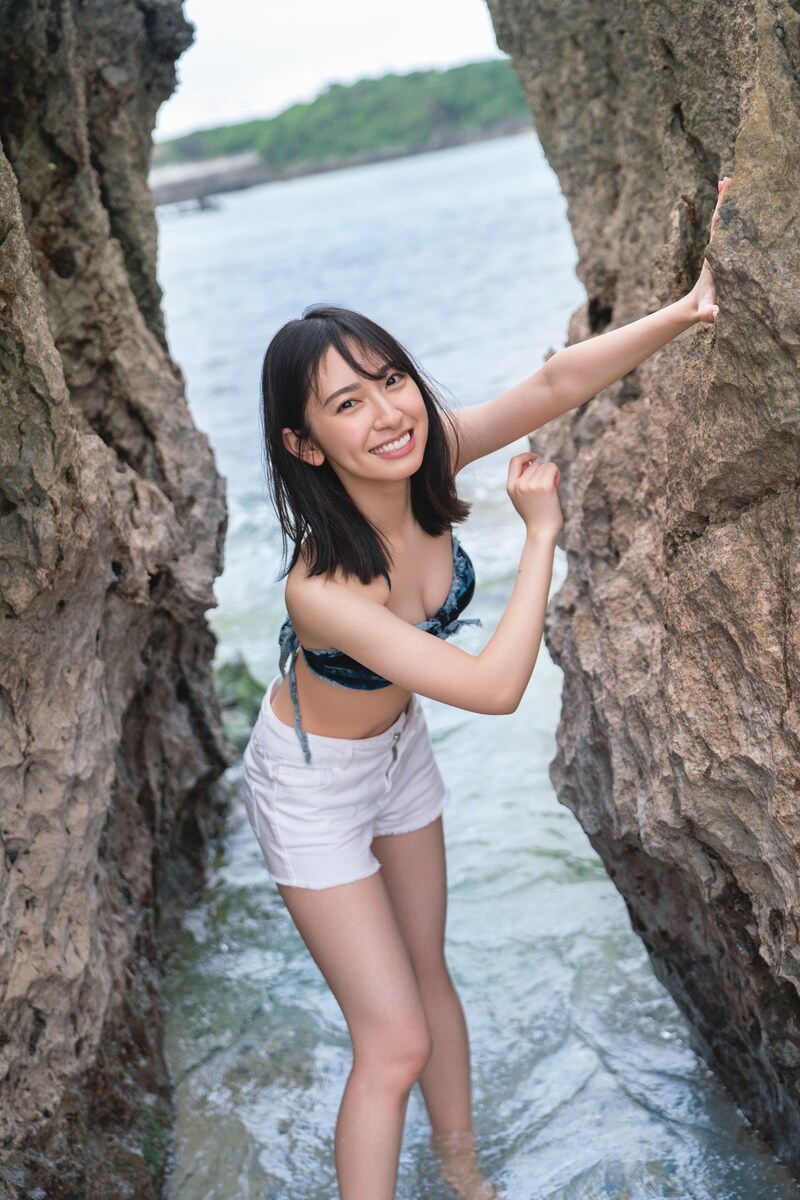 金村美玖（日向坂46）1st写真集（タイトル未定）より、鹿児島・ヨロン島で撮影された1枚。（撮影：佐藤佑一）