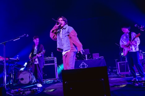 左から須藤優（XIIX）、SKY-HI、斎藤宏介（XIIX）。（Photo by Viola Kam［V'z Twinkle］）