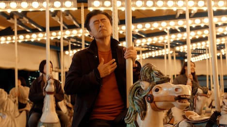 ユニクロ「LifeとWear / ヒートテック“夜の遊園地”編」より。