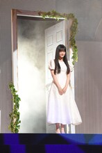扉から登場した原菜乃華。