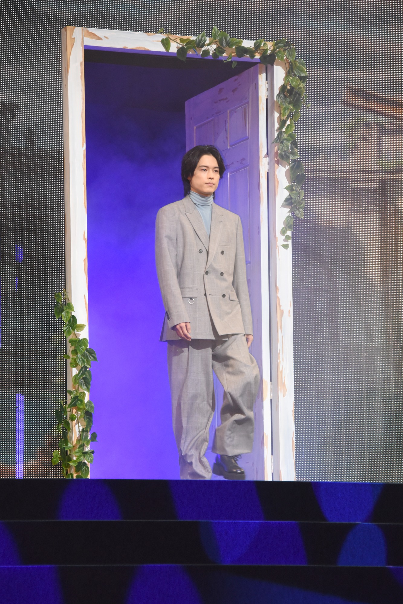 扉から登場した松村北斗（SixTONES）。