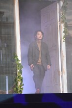 扉から登場した染谷将太。