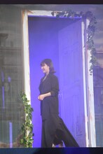 扉から登場した伊藤沙莉。