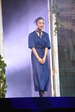 扉から登場した花瀬琴音。