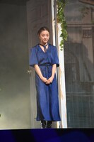 扉から登場した花瀬琴音。