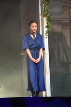 扉から登場した花瀬琴音。