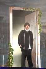 扉から登場した野田洋次郎（RADWIMPS）。