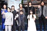 前列左から松村北斗（SixTONES）、新海誠監督、原菜乃華。後列左から花瀬琴音、伊藤沙莉、染谷将太、野田洋次郎（RADWIMPS）、陣内一真。