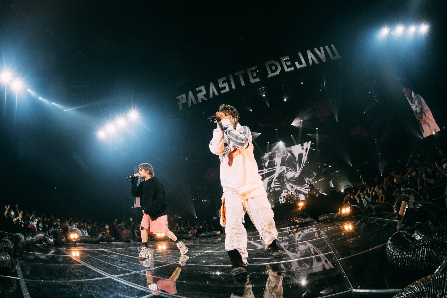 左からHiro（Vo / MY FIRST STORY）、山中拓也（Vo, G / THE ORAL CIGARETTES）。（撮影：ハタサトシ）