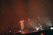 THE ORAL CIGARETTESとKamui。（撮影：ハタサトシ）