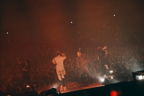 THE ORAL CIGARETTESとKamui。（撮影：ハタサトシ）