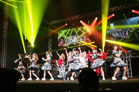 ドラァグクイーンやホーン隊を交えてパフォーマンスする#ババババンビ。