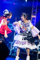 見つめ合って笑う岸みゆ（左）と近藤沙瑛子（右）。