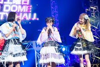 涙ぐむ近藤沙瑛子（中央）。