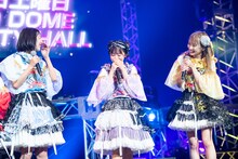 涙ぐむ近藤沙瑛子（中央）。