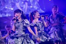 手をつなぐ小鳥遊るい（左）と岸みゆ（右）。