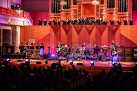 「GLAY Anthology presents -UNITY ROOTS & FAMILY,AWAY 2022-」静岡・アクトシティ浜松 中ホール公演の様子。（撮影：岡田裕介）