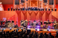 「GLAY Anthology presents -UNITY ROOTS & FAMILY,AWAY 2022-」静岡・アクトシティ浜松 中ホール公演の様子。（撮影：岡田裕介）