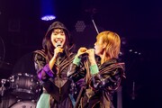 BiSHのアイナ・ジ・エンド、モモコグミカンパニー。（Photo by Viola Kam［V'z Twinkle］）
