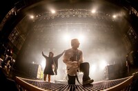 アイナ・ジ・エンド（BiSH）とHiro（MY FIRST STORY）。（Photo by Viola Kam［V'z Twinkle］）