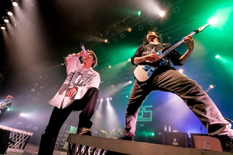 MY FIRST STORYのHiro（Vo）、Teru（G）。（Photo by Viola Kam［V'z Twinkle］）