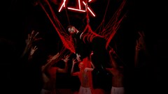 majikoがニューアルバムからリード曲のMV公開、紅白で2面性のある世界を表現