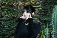 アイラインをアピールするモモ（TWICE）。